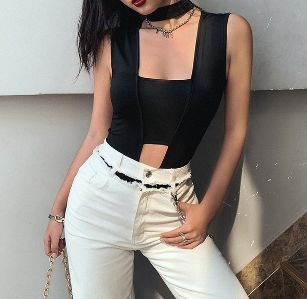 Corp de damă cu decolteu pătrat și părți decupate