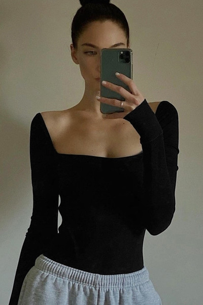 Corp de femeie de zi cu zi, cu un decolteu pătrat în negru