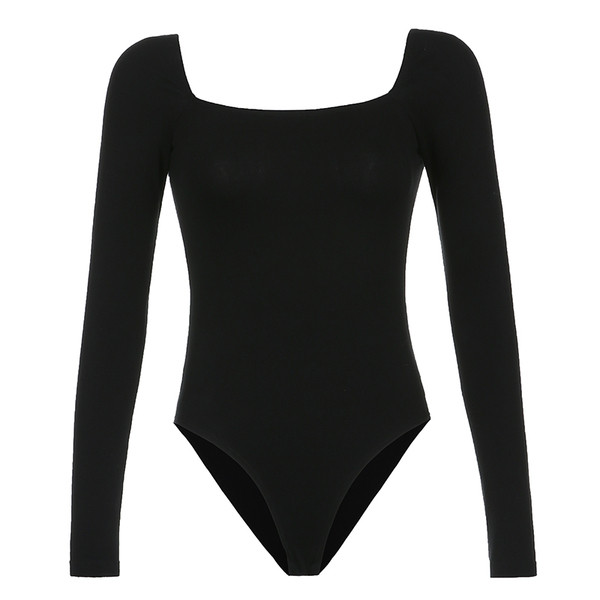 Corp de femeie de zi cu zi, cu un decolteu pătrat în negru