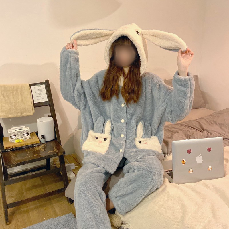 Модерна дамска пижама с качулка и 3D елемент