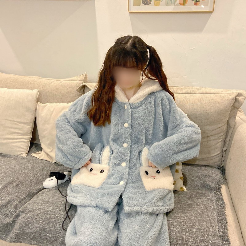 Модерна дамска пижама с качулка и 3D елемент