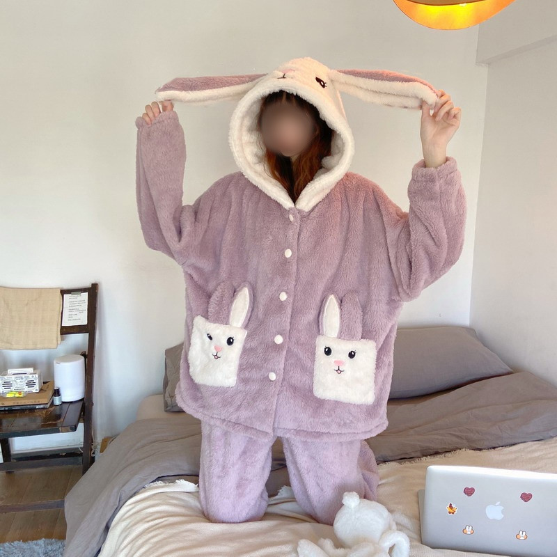 Модерна дамска пижама с качулка и 3D елемент