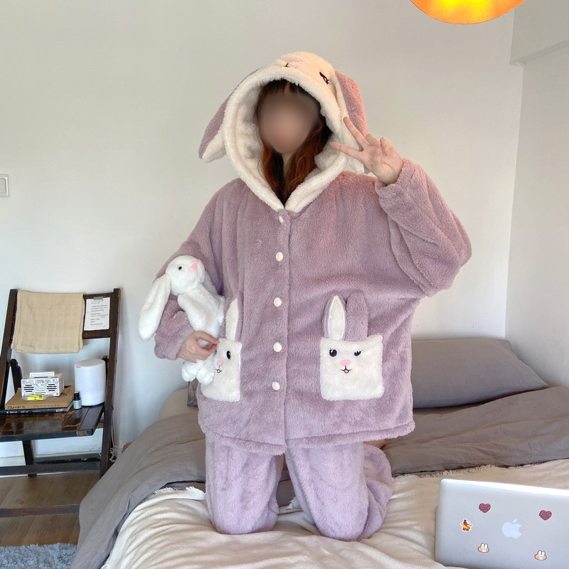 Модерна дамска пижама с качулка и 3D елемент