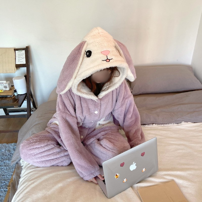 Модерна дамска пижама с качулка и 3D елемент