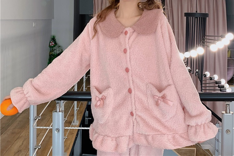 Дамска пижама от блуза с копчета и джобове и дълъг панталон