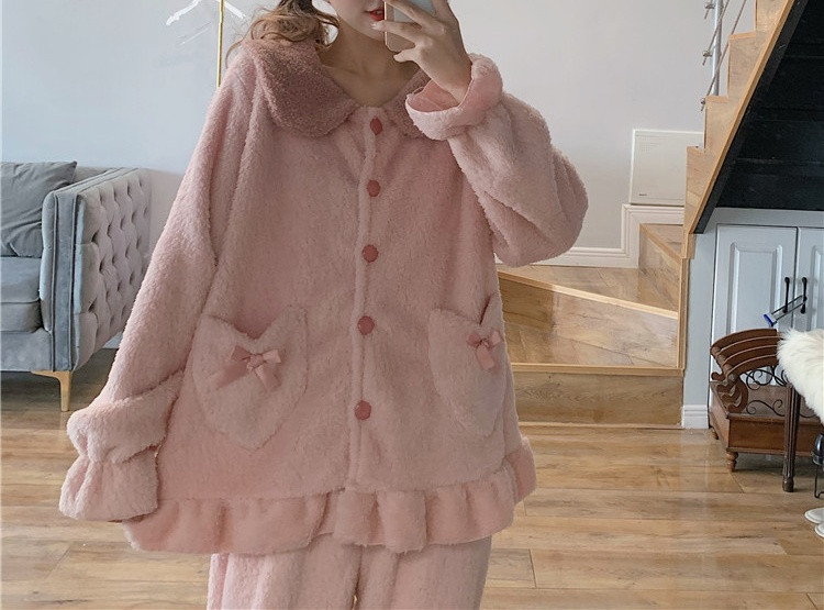 Дамска пижама от блуза с копчета и джобове и дълъг панталон