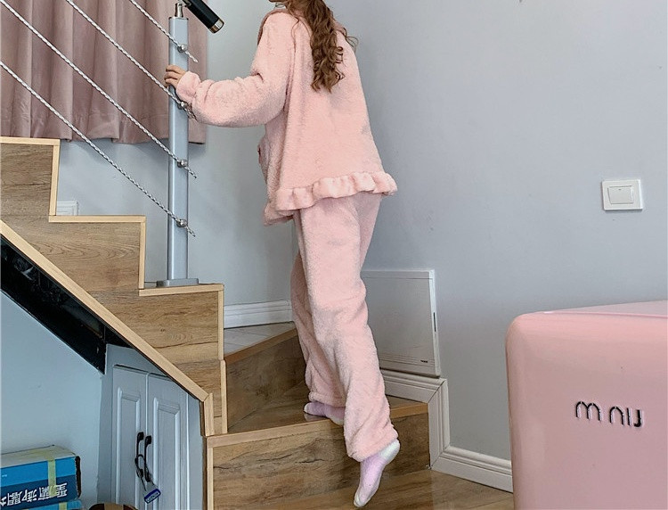 Дамска пижама от блуза с копчета и джобове и дълъг панталон