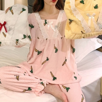 Дамска модерна пижама с дантела и шарка