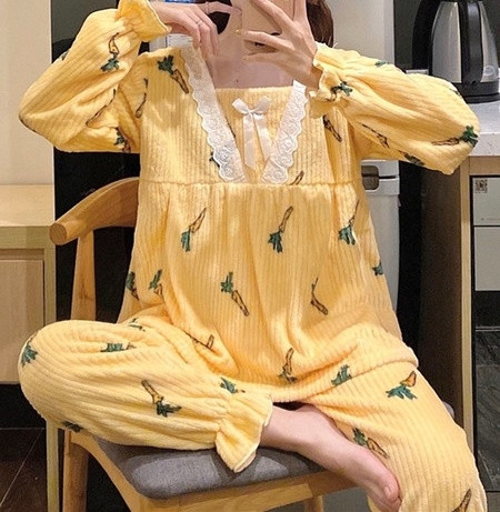 Дамска модерна пижама с дантела и шарка