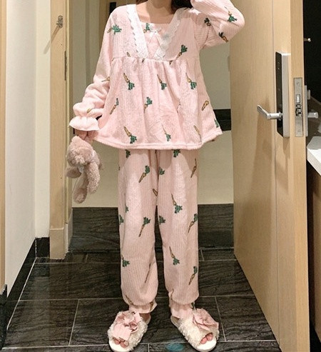 Дамска модерна пижама с дантела и шарка