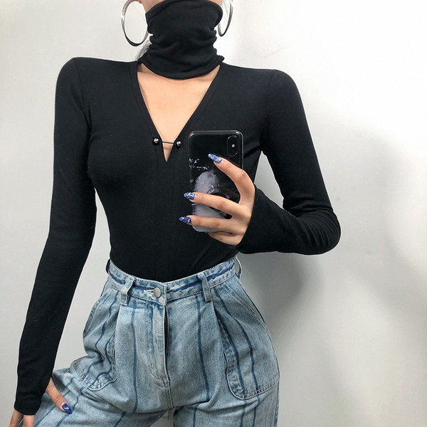 Body de damă cu decolteu spitz și mâneci lungi de culoare neagră