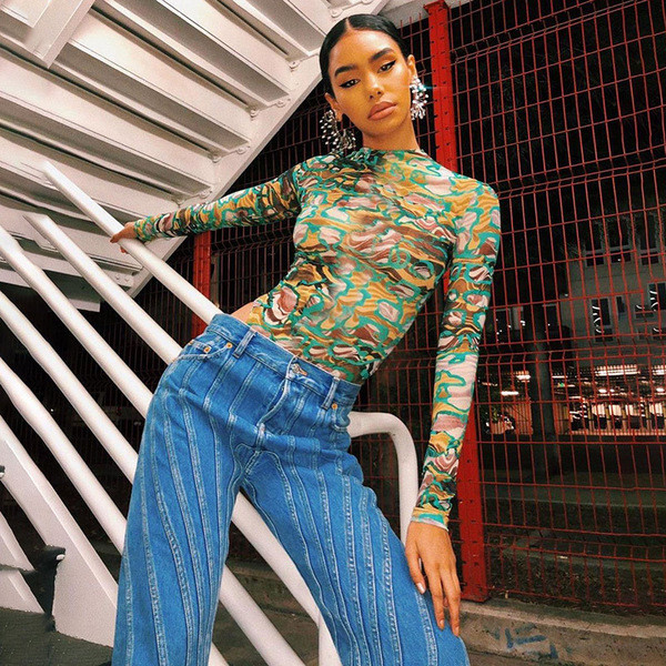 Модерно дамско боди с шарен десен и гол гръб