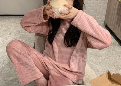 Дамска ежедневна пижама изчистен модел 