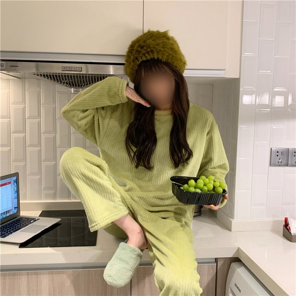 Дамска ежедневна пижама изчистен модел 