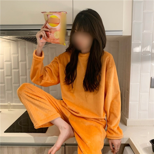 Дамска ежедневна пижама изчистен модел 