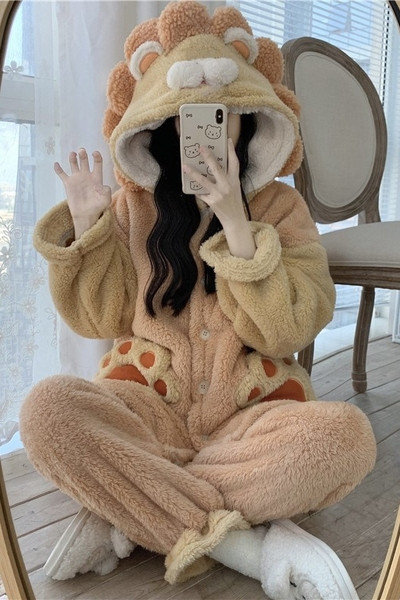 Дамска пижама широк модел с качулка и копчета