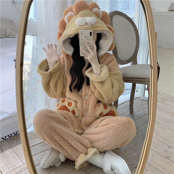 Дамска пижама широк модел с качулка и копчета