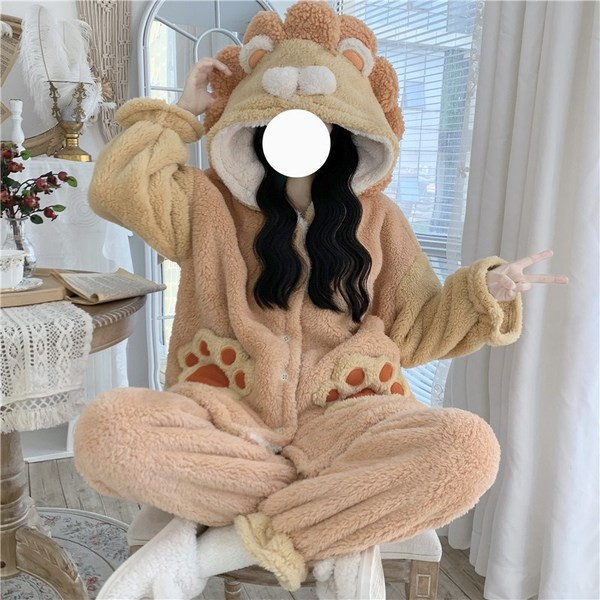 Дамска пижама широк модел с качулка и копчета