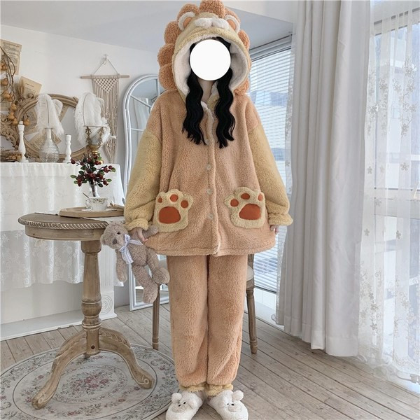 Дамска пижама широк модел с качулка и копчета