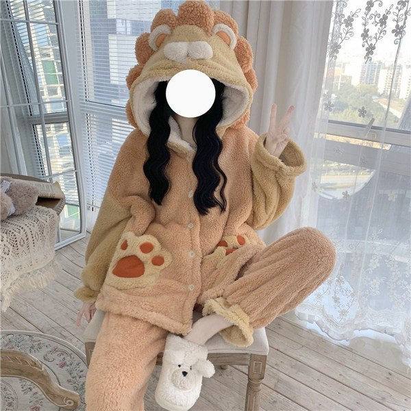 Дамска пижама широк модел с качулка и копчета