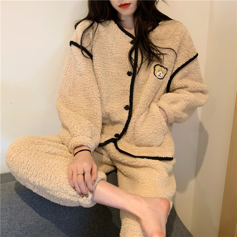 Дамска пижама с копчета и апликация