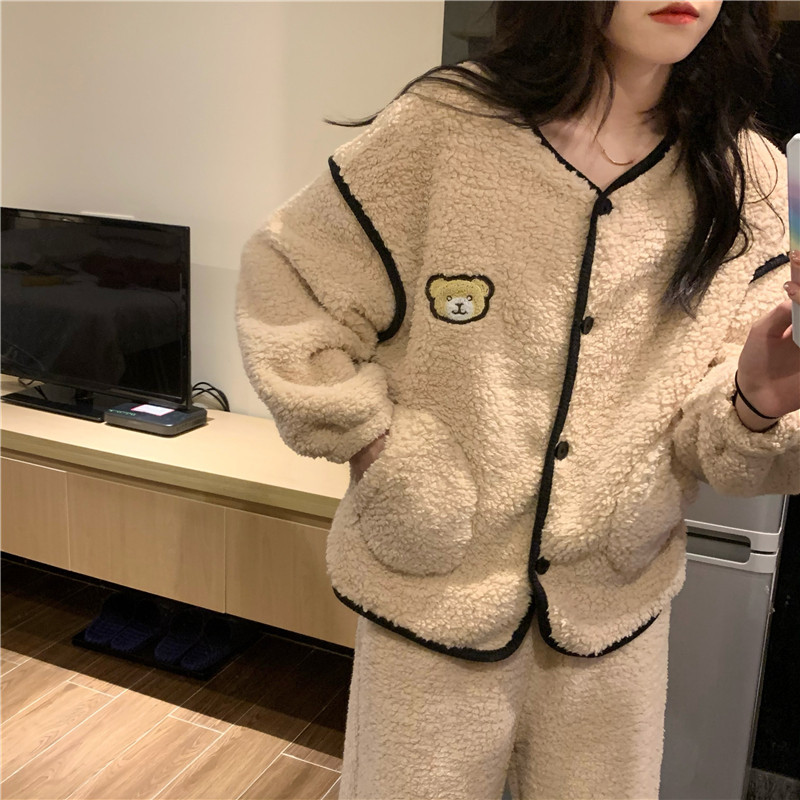 Дамска пижама с копчета и апликация