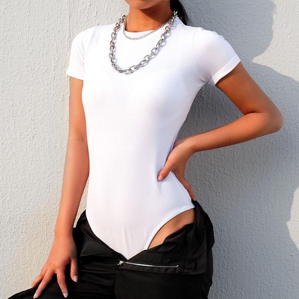 Κομψό γυναικείο κορμάκι με οβάλ λαιμόκοψη και κοντά μανίκια