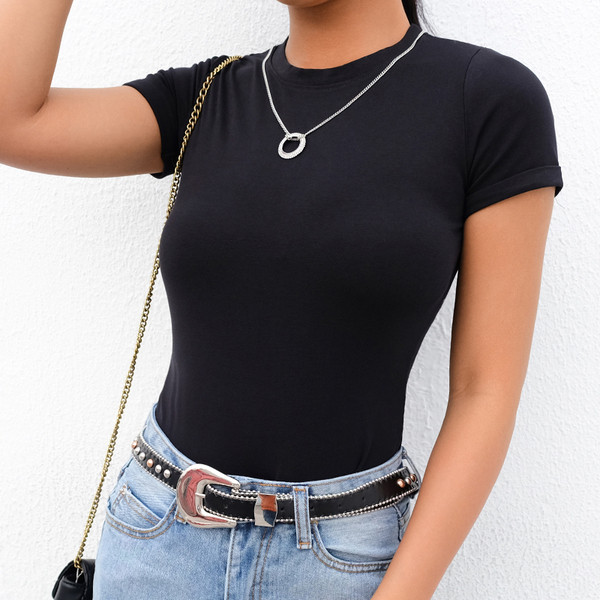 Κομψό γυναικείο κορμάκι με οβάλ λαιμόκοψη και κοντά μανίκια