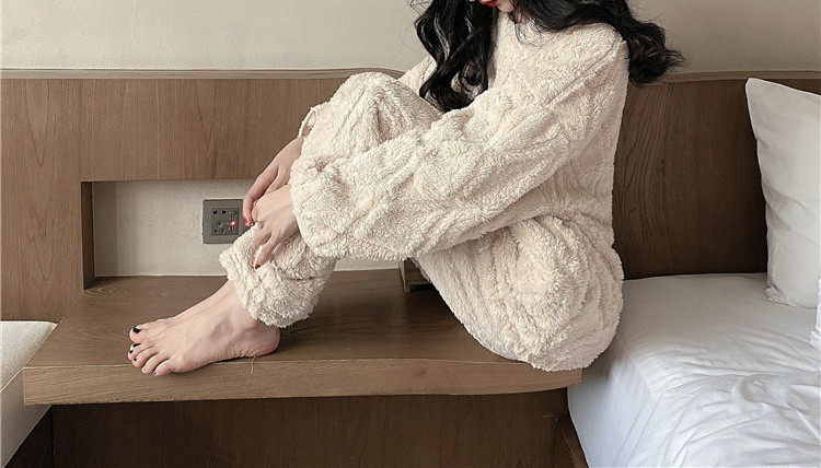 Дамска пижама широк изчистен модел