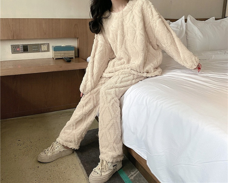 Дамска пижама широк изчистен модел