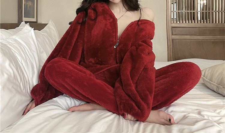 Модерна дамска пижама широк модел с цип