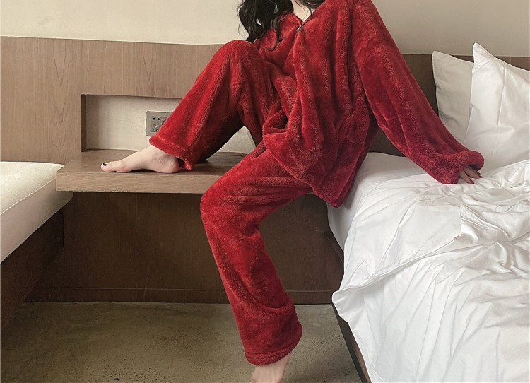 Модерна дамска пижама широк модел с цип