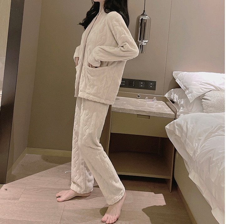 Pijamale de dama moderne model uni cu nasturi