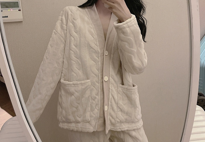 Pijamale de dama moderne model uni cu nasturi