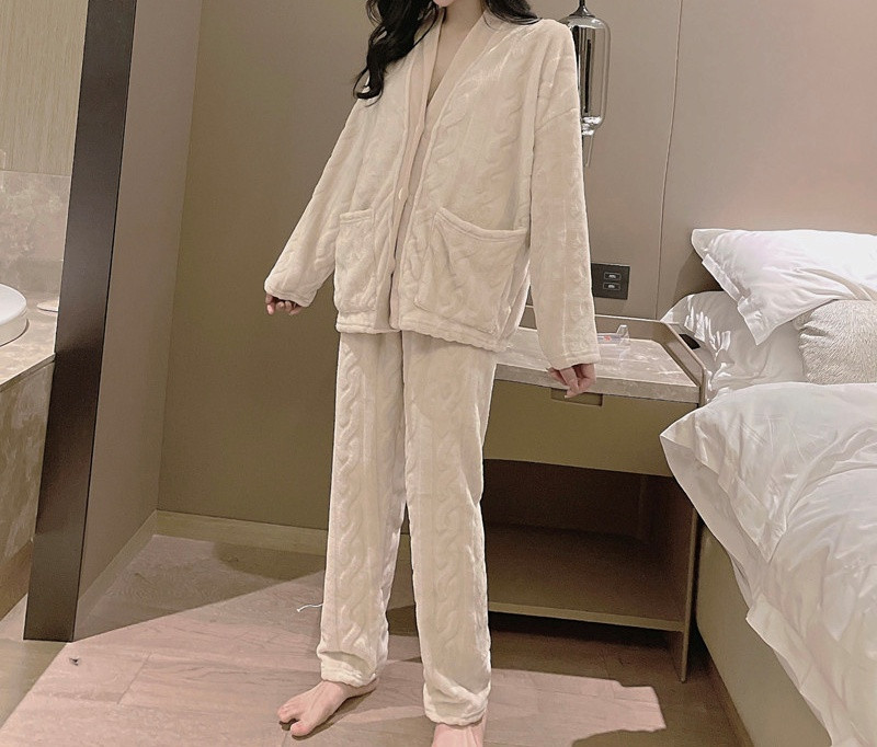 Pijamale de dama moderne model uni cu nasturi