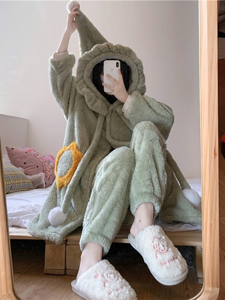 Дамска актуална пижама широк модел с качулка и джобове