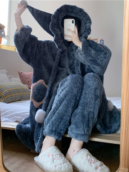 Дамска актуална пижама широк модел с качулка и джобове