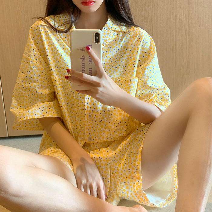 Дамска актуална пижама от къс панталон и блуза с копчета