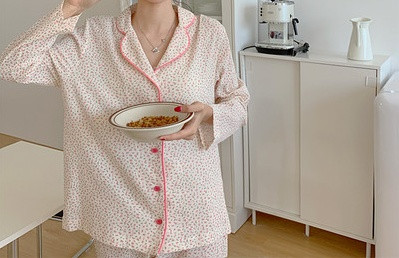 Дамска пижама изчистен модел с копчета и шпиц деколте