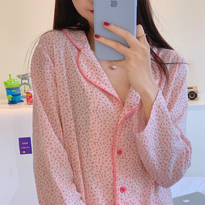 Дамска пижама изчистен модел с копчета и шпиц деколте