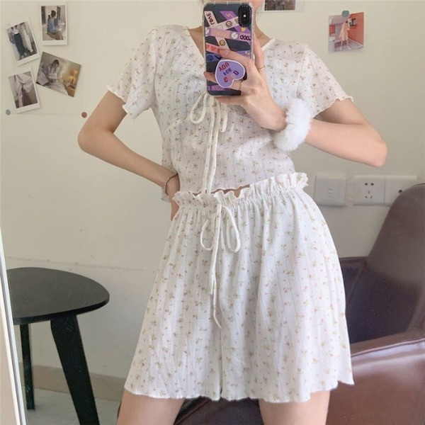 Дамска пижама от къс панталон и блуза с къс ръкав