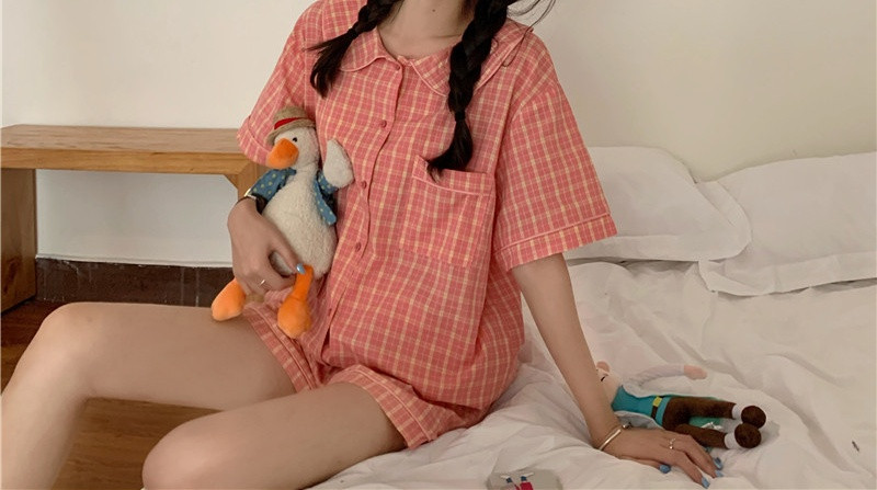 Дамска актуална карирана пижама с къс ръкав и джоб