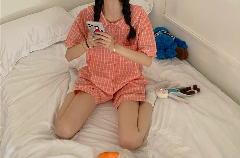 Дамска актуална карирана пижама с къс ръкав и джоб