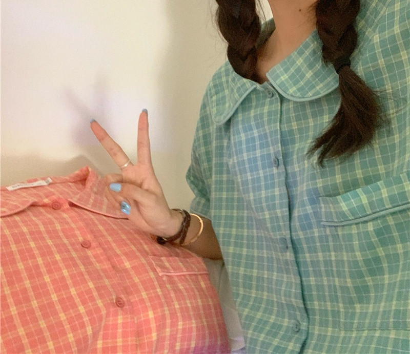 Дамска актуална карирана пижама с къс ръкав и джоб