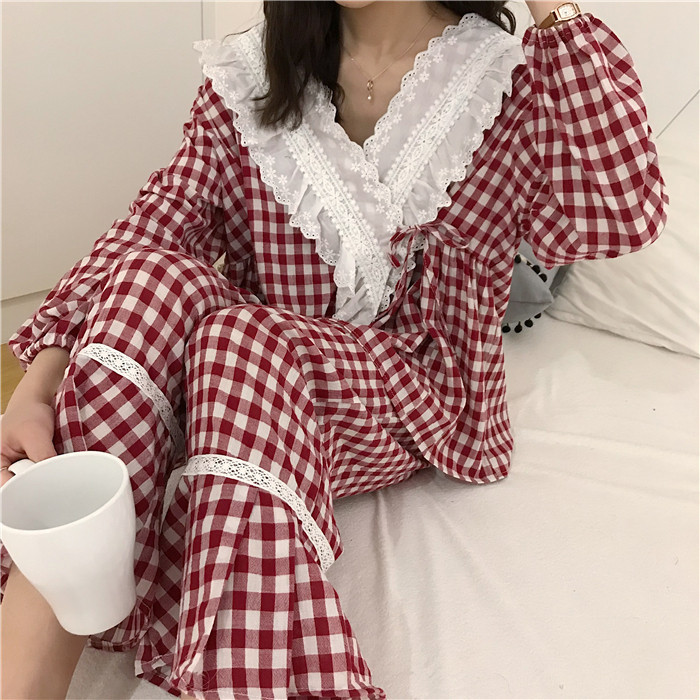 Pijamale de damă în carouri elegante, în trei părți