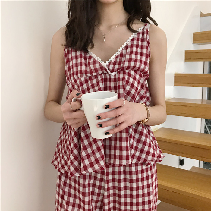 Pijamale de damă în carouri elegante, în trei părți