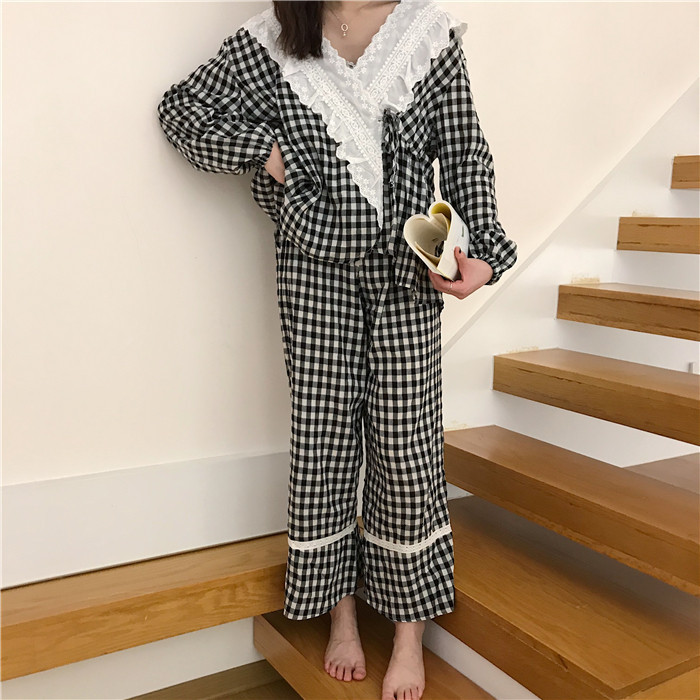 Pijamale de damă în carouri elegante, în trei părți