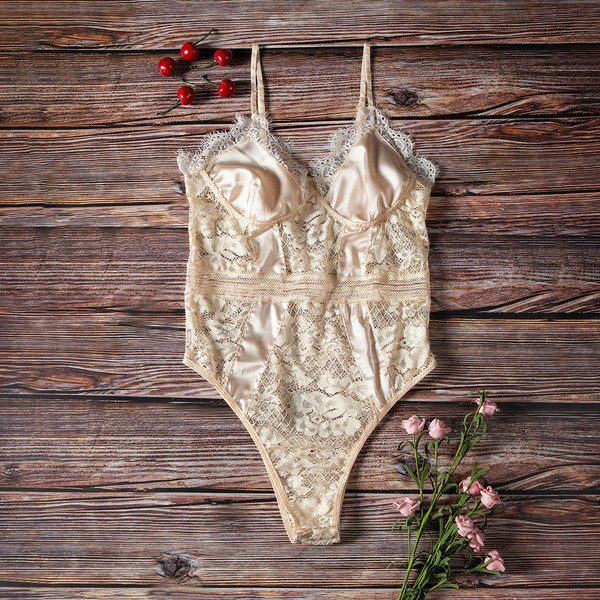 Moteriškas nėriniuotas bodis plonais petnešėlėmis