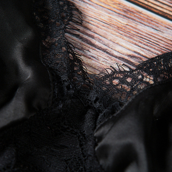 Moteriškas nėriniuotas bodis plonais petnešėlėmis