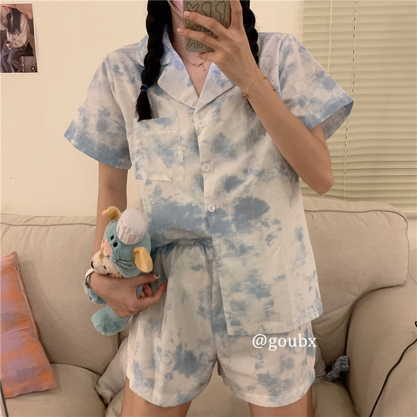 Pijamale moderne de dama confectionate din pantaloni scurti si o bluza cu maneci scurte